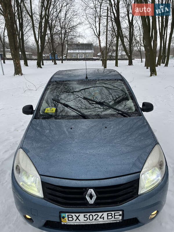 Хэтчбек Renault Sandero 2011 в Хотине