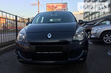 Хэтчбек Renault Scenic 2010 в 
