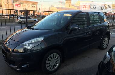 Хэтчбек Renault Scenic 2010 в 