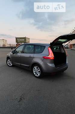 Минивэн Renault Scenic 2010 в 