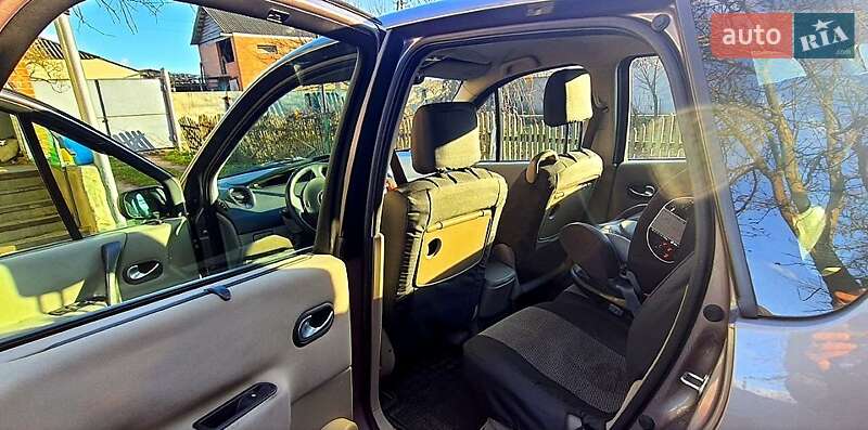 Минивэн Renault Scenic 2004 в Ахтырке