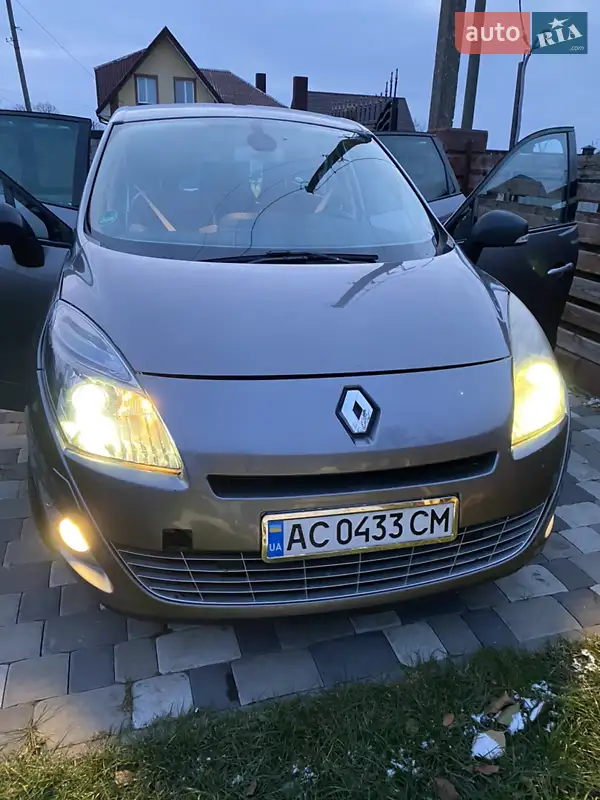 Минивэн Renault Scenic 2011 в 