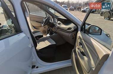 Минивэн Renault Scenic 2011 в 