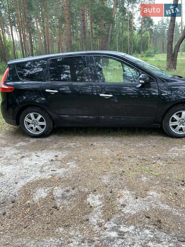 Минивэн Renault Scenic 2011 в 