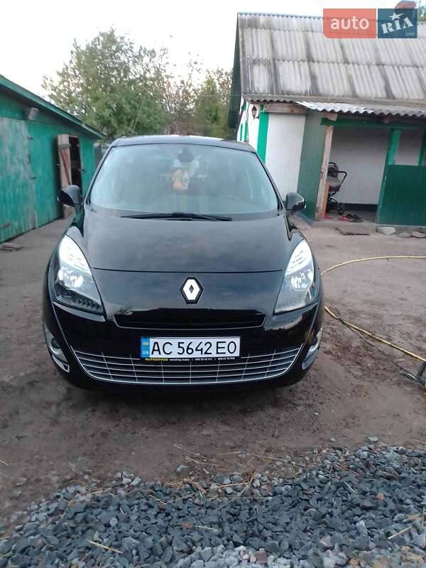 Минивэн Renault Scenic 2011 в 