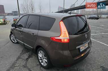 Минивэн Renault Scenic 2012 в 