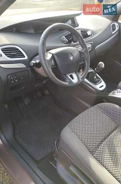Минивэн Renault Scenic 2011 в 