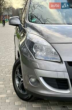 Минивэн Renault Scenic 2011 в 