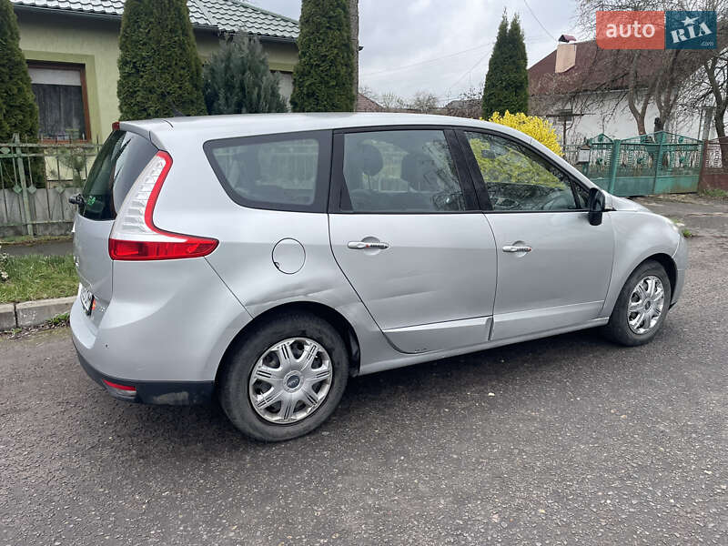 Минивэн Renault Scenic 2011 в 