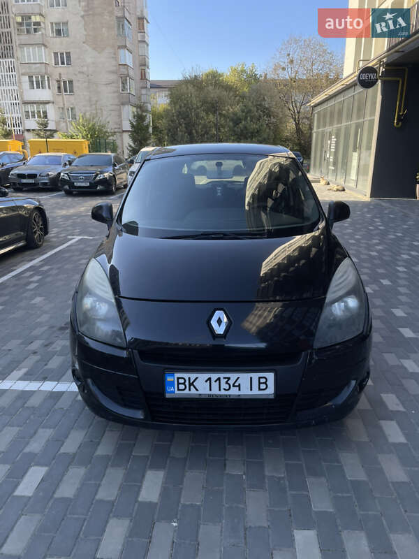 Минивэн Renault Scenic 2011 в 