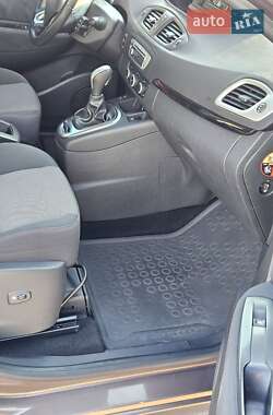 Хэтчбек Renault Scenic 2013 в 