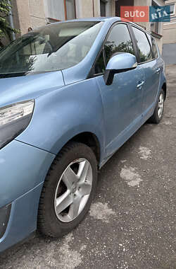 Минивэн Renault Scenic 2011 в 
