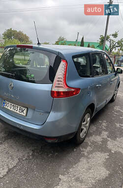 Минивэн Renault Scenic 2011 в 
