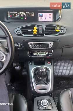 Минивэн Renault Scenic 2012 в 