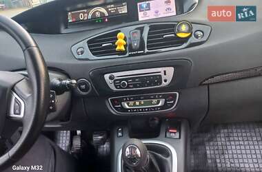 Минивэн Renault Scenic 2012 в 