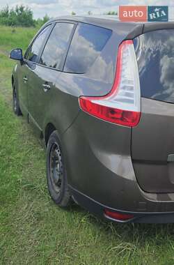 Минивэн Renault Scenic 2011 в 