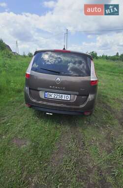 Минивэн Renault Scenic 2011 в 