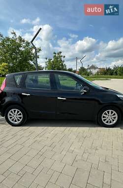 Минивэн Renault Scenic 2011 в 