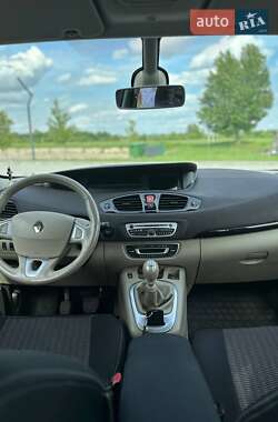 Минивэн Renault Scenic 2011 в 