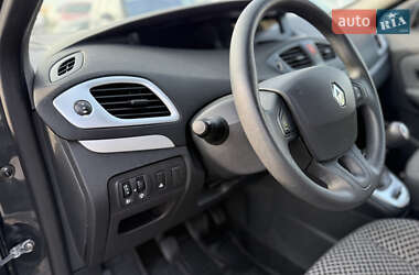 Минивэн Renault Scenic 2011 в 