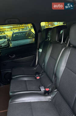 Минивэн Renault Scenic 2013 в 