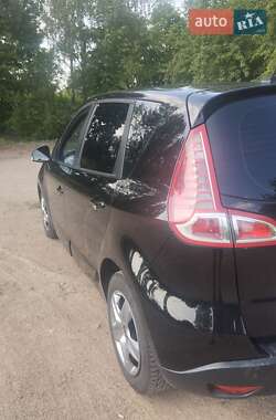 Минивэн Renault Scenic 2011 в 