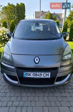 Минивэн Renault Scenic 2011 в 