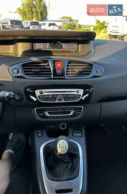 Минивэн Renault Scenic 2011 в 
