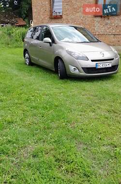 Минивэн Renault Scenic 2011 в 