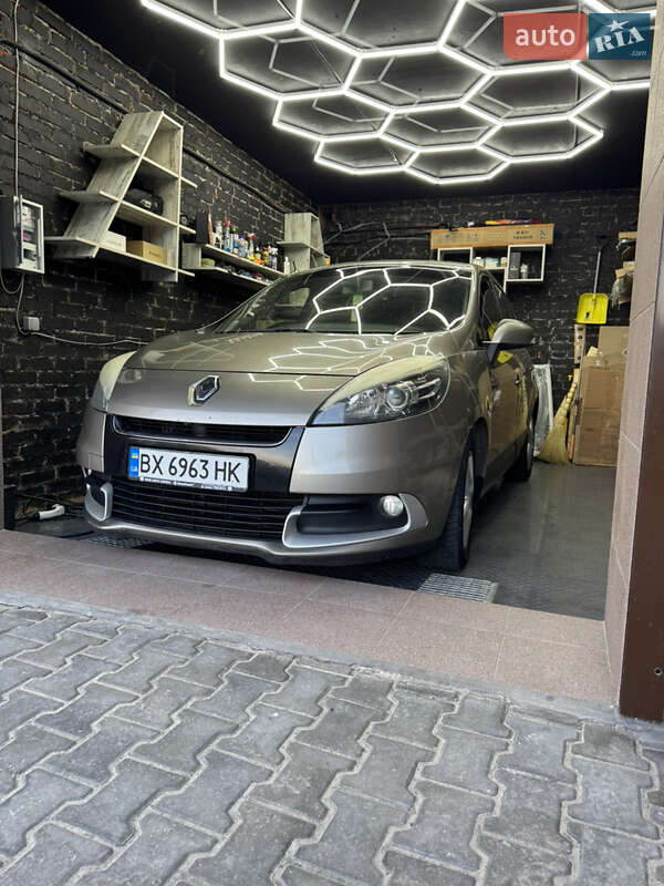 Минивэн Renault Scenic 2012 в 