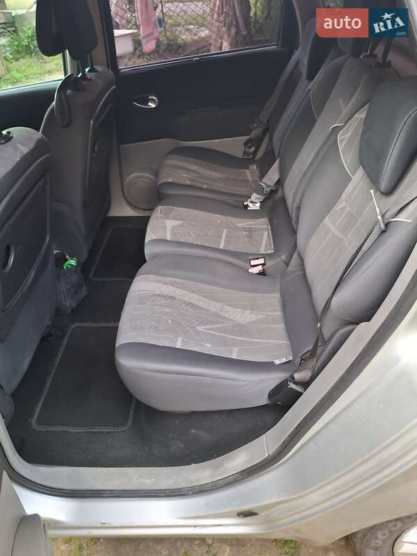 Минивэн Renault Scenic 2005 в Скнилове