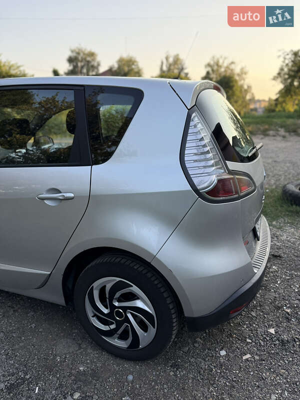 Мінівен Renault Scenic 2014 в Чернівцях