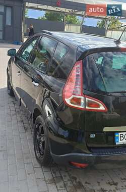 Минивэн Renault Scenic 2012 в 