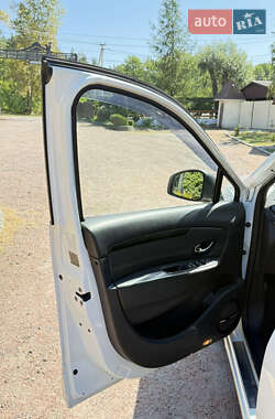 Минивэн Renault Scenic 2012 в 