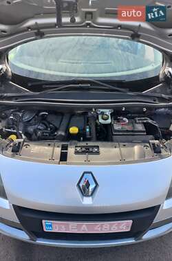 Минивэн Renault Scenic 2011 в 