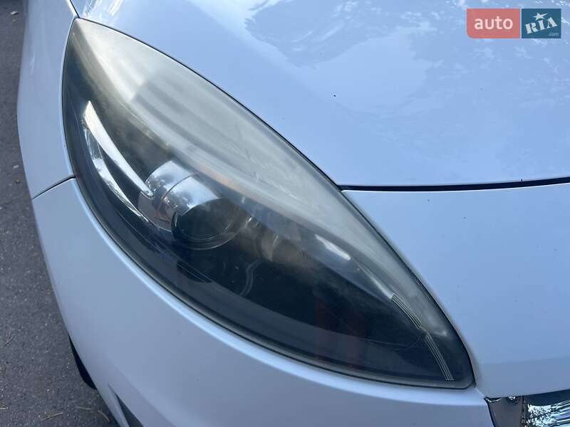 Минивэн Renault Scenic 2012 в Буче
