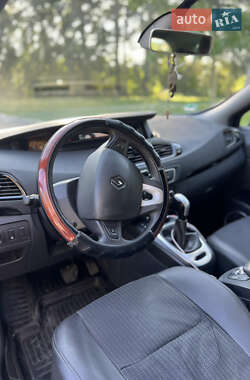 Минивэн Renault Scenic 2011 в 