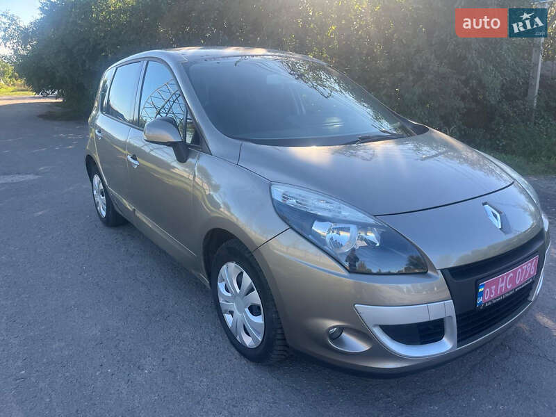 Минивэн Renault Scenic 2011 в 