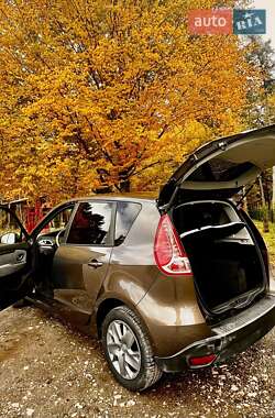 Минивэн Renault Scenic 2011 в 