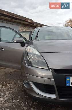 Минивэн Renault Scenic 2011 в 