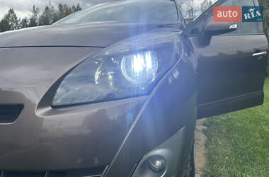 Минивэн Renault Scenic 2011 в 