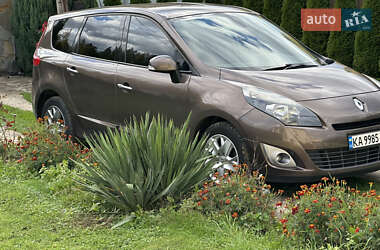 Минивэн Renault Scenic 2011 в 