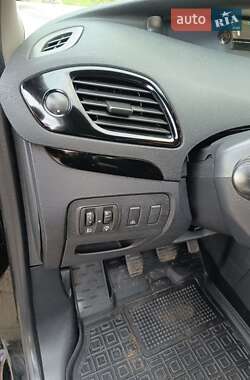Минивэн Renault Scenic 2011 в 