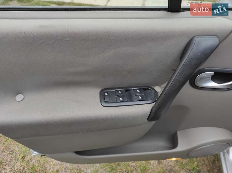 Минивэн Renault Scenic 2005 в Сарнах