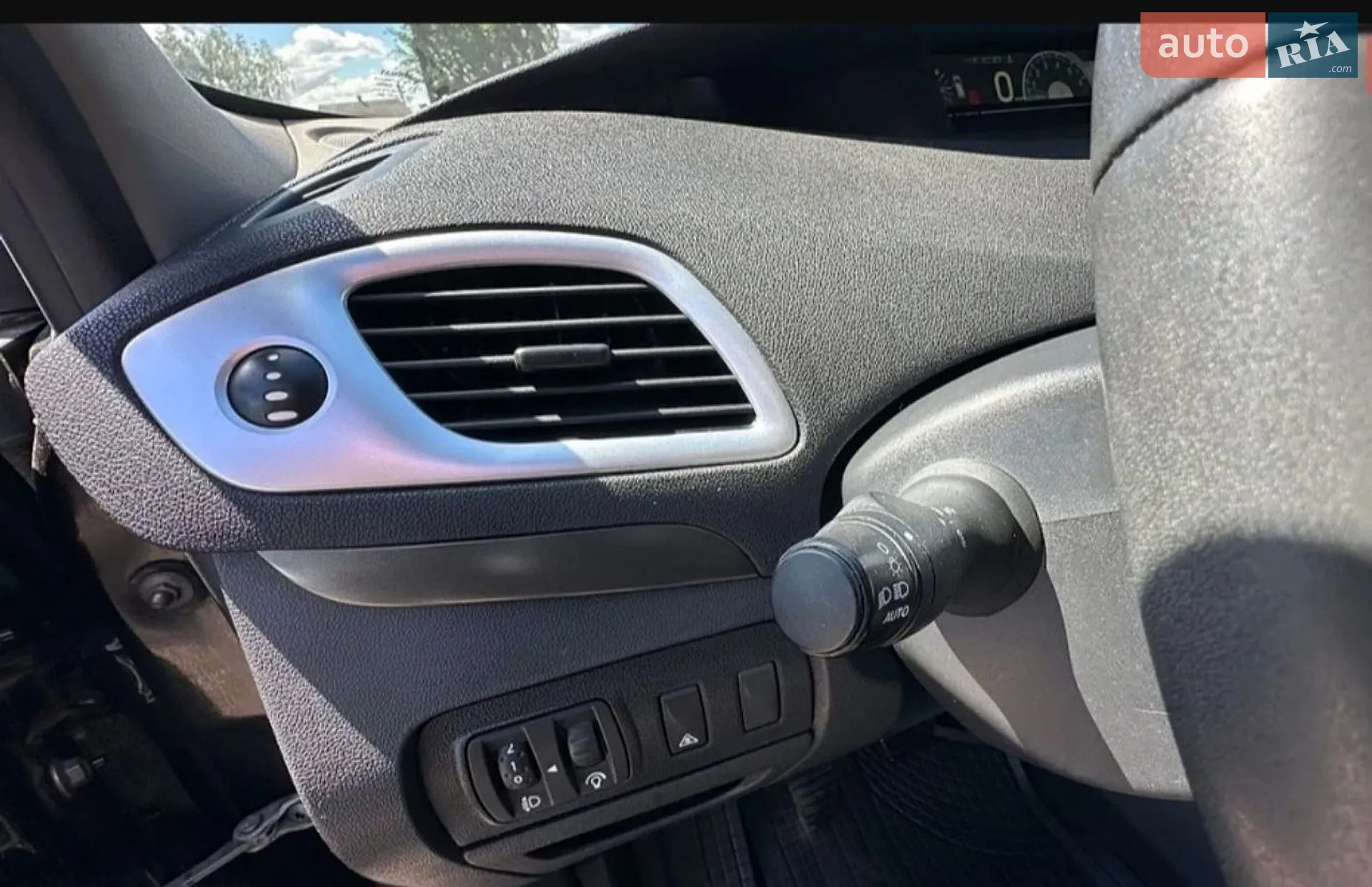 2010 Renault Scenic - мініатюра 18