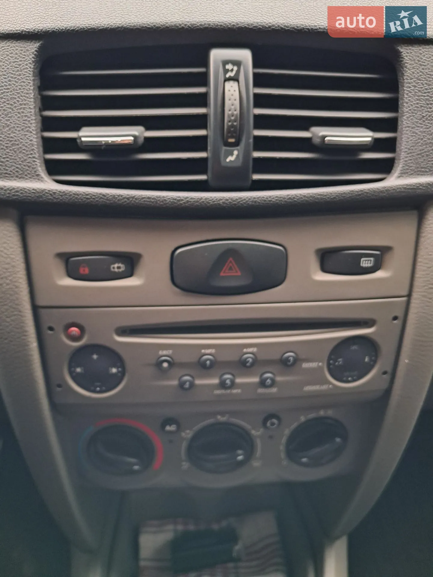 2012 Renault Symbol - мініатюра 12