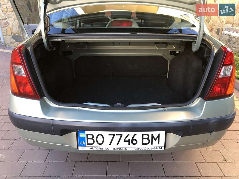 Седан Renault Symbol 2002 в Белой