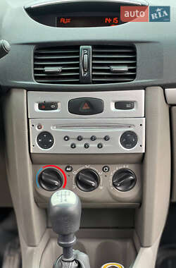 Седан Renault Symbol 2011 в  фото 13 Седан Renault Symbol 2011 в