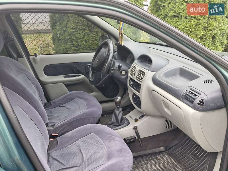 Седан Renault Symbol 2003 в Львові