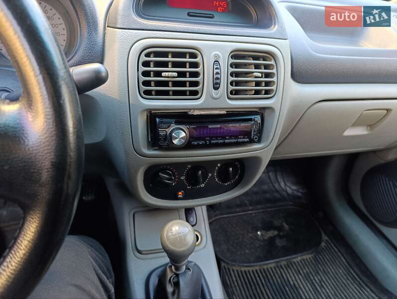 Седан Renault Symbol 2003 в Львові